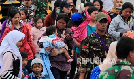 Warga Wamena yang diangkut menggunakan pesawat Hercules milik TNI AU tiba di Sentani, Jayapura, Papua, Selasa (1/10/2019).