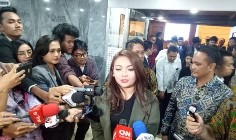 Anggota Dewan Perwakilan Rakyat (DPR) RI, Hillary Brigita Lasut memimpin Rapat Konsultasi Pimpinan Majelis Permusyawaratan Rakyat (MPR) RI bersama perwakilan 9 fraksi DPR dan 1 kelompok DPD RI, di Kompleks Parlemen, Jakarta Pusat, Selasa (1/10).