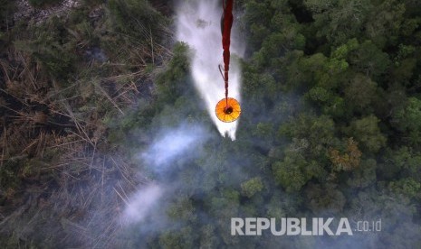 Ilustrasi water bombing. Pemerintah Provinsi Riau meminta bantuan ke pemerintah pusat untuk mengerahkan helikopter dan menerapkan teknologi modifikasi cuaca (TMC) guna mencegah kebakaran hutan dan lahan (karhutla) di wilayahnya.