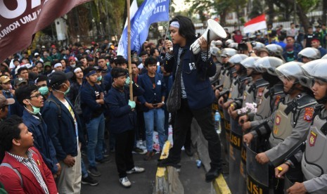 Sejumlah mahasiswa menggelar aksi unjuk rasa di sekitaran Kompleks Parlemen, Senayan, Jakarta, Selasa (1/10/2019).