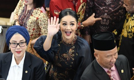 Krisdayanti Anggap Malaysia Rumah Kedua. Krisdayanti (tengah).