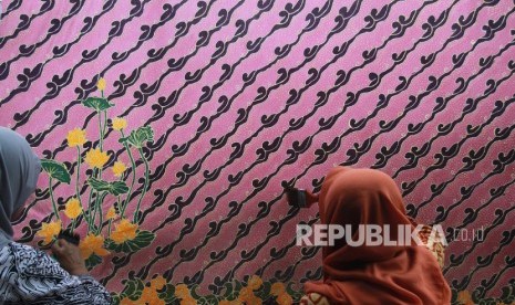  Warga membatik barsama dalam memperingati Hari Batik Nasional di sanggar batik yang ada di Kampung Batik Tangerang, Larangan, Tangerang, Banten, Rabu (2/10/2019).