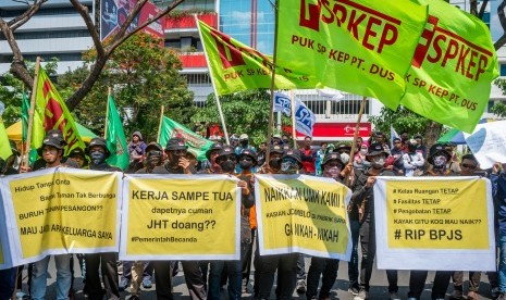 Sejumlah buruh dari berbagai serikat buruh di Jawa Tengah membawa poster saat berunjuk rasa di depan Kantor Gubernur Jawa Tengah di Semarang, Jawa Tengah, Rabu (2/10/2019).