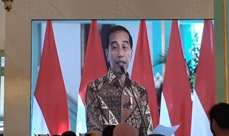 Presiden Joko Widodo saat memberikan sambutan di acara peringatan Hari Batik Nasional 2019 bertajuk Membatik untuk Negeri di Pura Mangkunegaran, Solo, Rabu (2/10). 