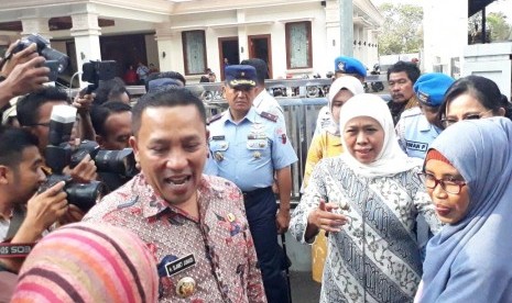 Gubernur Jawa Timur (Jatim), Khofifah Indar Parawansa menyambut kedatangan penyintas kerusuhan Wamena di Lanud Abd Saleh, Malang, Rabu (2/10).