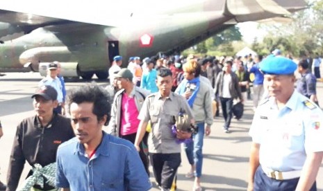 Ratusan penyintas kerusuhan Wamena mendarat di Lanud Abd Saleh, Malang, Rabu (2/10).