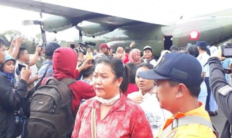 Ratusan penyintas kerusuhan Wamena mendarat di Lanud Abd Saleh, Malang, Rabu (2/10).