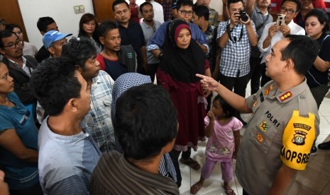 Kapolres Metro Jakarta Utara Kombes Pol Budhi Herdi (kanan) memberikan arahan kepada para orang tua sebelum memulangkan anak-anak yang terjaring dalam razia pencegahan keterlibatan pelajar dalam aksi unjuk rasa di Mapolres Jakarta Utara, Jakarta, Rabu (2/10/2019).