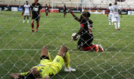 Pesepak bola Persipura Boaz Salossa (kanan) melakukan selebrasi seusai menjebol penjaga gawang Tira Persikabo Syahrul Fadillah (kiri) pada lanjutan Liga 1 2019 di Stadion Gelora Delta Sidoarjo, Jawa Timur, Rabu (2/10/2019).