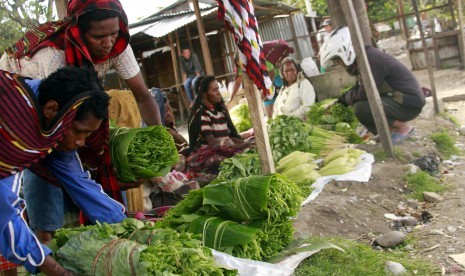 Sejumlah pedagang berjualan di Pasar Sinakma, Wamena, Papua, Rabu (2/10/2019).