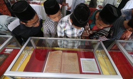 Sejumlah santri mengamati kitab kuno pada pameran Kesejarahan di Pondok Pesantren Lirboyo, Kota Kediri, Jawa Timur, Rabu (2/10/2019).