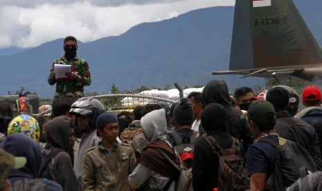 Prajurit TNI mendata warga yang akan meninggalkan Wamena menggunakan pesawat Hercules milik TNI AU di Bandara Wamena, Jayawijaya, Papua, Selasa (1/10/2019).