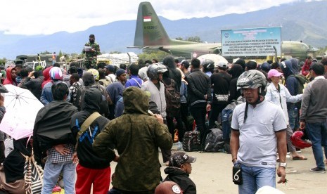 Prajurit TNI mendata warga yang akan meninggalkan Wamena menggunakan pesawat Hercules milik TNI AU di Bandara Wamena, Jayawijaya, Papua, Selasa (1/10/2019).