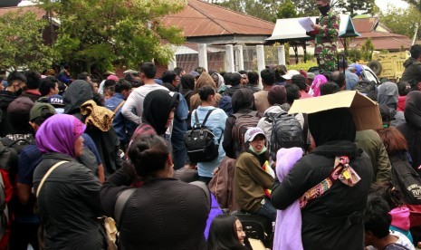 Prajurit TNI mendata warga yang akan meninggalkan Wamena menggunakan pesawat Hercules milik TNI AU di Bandara Wamena, Jayawijaya, Papua, Selasa (1/10/2019).