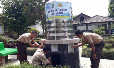 Pelajar SMK Negeri 1 Kota Sukabumi merancang mesin pengolah air minum tanpa dimasak dan kini digunakan oleh 2 ribuan pelajar, Kamis (3/10).