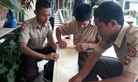 Pelajar SMK Negeri 1 Kota Sukabumi merancang mesin pengolah air minum tanpa dimasak dan kini digunakan oleh 2 ribuan pelajar, Kamis (3/10).