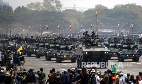 Prajurit TNI dengan alutsista melakukan defile. (Ilustrasi)