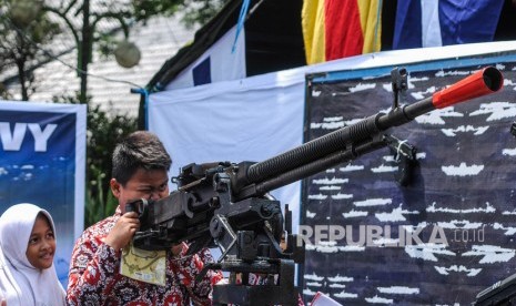 Siswa mencoba membidik sasaran dengan senapan mesin berat DShK-38 saat Pameran Alutsista TNI di Alun-alun Rangkasbitung, Lebak, Banten, Kamis (3/10/2019). P