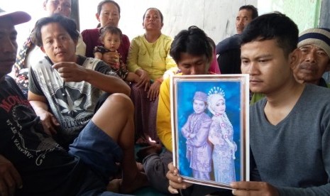 Pihak keluarga menunjukkan foto Ersona (32), yang menjadi korban meninggal dalam peristiwa ambruknya jembatan di Yilan Taiwan, Kamis (3/10). Keluarga berharap agar jenazah korban segera dipulangkan ke kampung halamannya di Blok Kali Menir, Desa Eretan Kulon, Kecamatan Kandanghaur, Kabupaten Indramayu. 