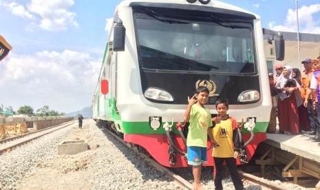 Warga melihat kereta inspeksi yang melakukan uji coba jalur kerata api Cibatu-Garut di Stasiun Wanaraja, Kabupaten Garut, Kamis (3/10). 