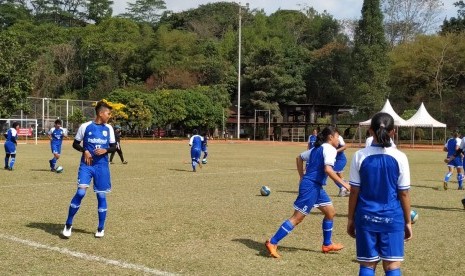 Latihan Persib Putri di Lapangan Saraga, ITB, Kota Bandung, belum lama ini. Persib putri akan menghadapi Arema putri di laga semifinal leg kedua Liga 1 2019 Putri, Sabtu (7/12). Di leg pertama, Persib putri unggul 2-0.