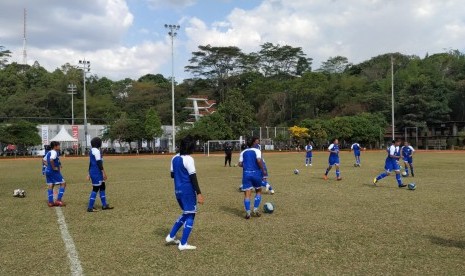 Latihan Persib Putri di Lapangan Saraga, ITB, Kota Bandung, Kamis (3/10). 