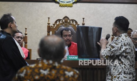 Dokter dari terdakwa kasus dugaan kepemilikan senjata api ilegal Kivlan Zen menunjukkan hasil rontgen kliennyya saat menjalani sidang pembacaan eksepsi di Pengadilan Negeri Jakarta Pusat, Kamis (3/10/2019). 