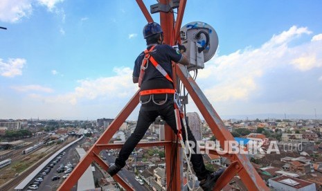 Teknisi melakukan pemeliharaan perangkat Base Transceiver Station (BTS). Pemprov Sumbar tawarkan lahan SMA untuk pembangunan BTS.