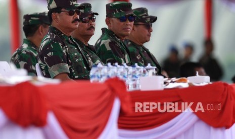 Panglima TNI Marsekal TNI Hadi Tjahjanto (kiri) didampingi KSAL Laksamana TNI Siwi Sukma Adji (kedua kiri), KSAU Marsekal TNI Yuyu Sutisna (kedua kanan) dan Wakasad Letjen TNI Tatang Sulaiman menyaksikan Gladi Bersih HUT Ke-74 TNI di Lanud Halim Perdanakusuma, Jakarta TImur, Kamis (3/10/2019). 