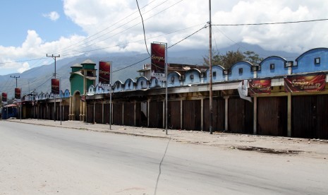 Suasana pertokoan yang dirusak massa saat aksi unjuk rasa yang berujung anarkis di Wamena, Kamis (3/10/2019). 