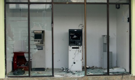 Suasana lokasi Anjungan Tunai Mandiri (ATM) yang dirusak massa saat aksi unjuk rasa yang berujung anarkis di Wamena, Kamis (3/10/2019). 