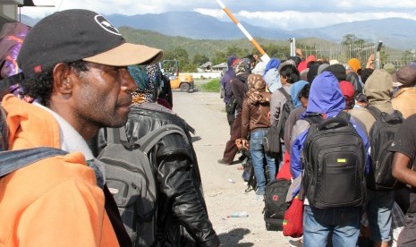  Pengungsi menunggu pesawat Hercules di Bandara Wamena, Papua, Kamis (3/10/2019).