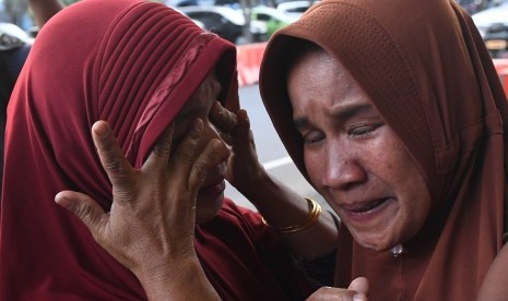 Pengungsi korban konflik di Wamena menangis setibanya di Lanud Halim Perdanakusuma, Jakarta, Kamis (3/10/2019).