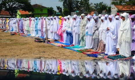 Umat Islam melaksanakan Sholat Istisqa atau sholat minta hujan. (Ilustrasi)