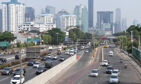 Sejumlah pengendara kendaraan bermotor melintasi Jalan Gatot Subroto di depan kompleks Parlemen, Senayan, Jakarta, Kamis (3/10/2019).