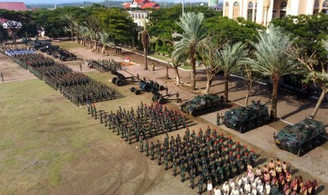 Prajurit TNI jajaran Kodam Iskandar Muda (IM) mengikuti gladi persiapan jelang peringatan hari ulang tahun (HUT) ke-74 TNI di Lapangan Hiraq, Lhokseumawe, Aceh, Rabu (3/10/2019). 