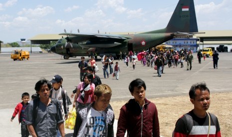 Sejumlah pengungsi dari Wamena, Papua turun dari pesawat Hercules milik TNI AU setibanya di Landasan Udara (Lanud) Hasanuddin, Maros, Sulawesi Selatan, Kamis (3/10/2019).