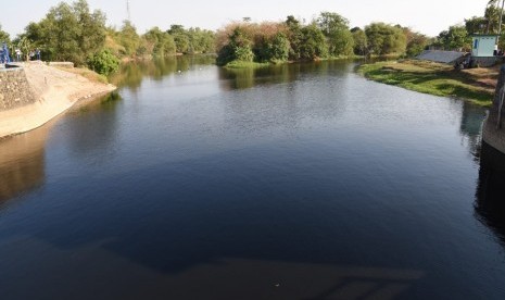 Kondisi aliran Sungai Cilamaya yang melintasi Bendung Barugbug, Desa Situdam, Kecamatan Jatisari, Karawang. 