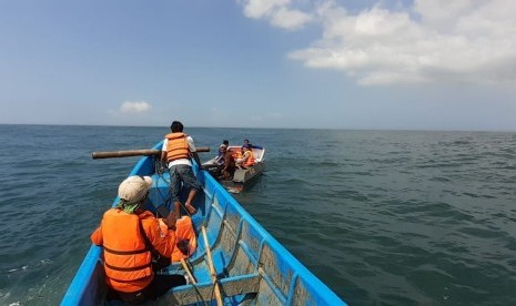 Pencarian korban tenggelam di Kecamatan Cipatujah, Kabupaten  Tasikmalaya, Ahad (6/10).