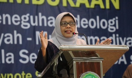 Ketua Umum PP Aisyiyah, Siti Noordjannah Djohantini, saat memberi  arahan dalam Peneguhan Ideologi Aisyiyah-Muhammadiyah bagi  pengajar-pengajar TK Aisyiyah Bustanul Atfal (ABA) DIY di Universitas  Aisyiyah (Unisa) Yogyakarta