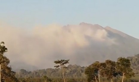 Gunung Raung terbakar pada Oktober 2019. Gunung Raung yang hutannya gundul akibat kebakaran pada musim kemarau lalu diharapkan bisa hijau kembali dengan tebar benih.