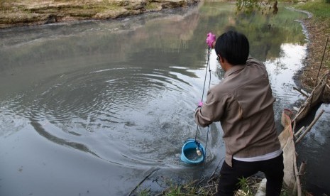 Tim laboratorium PJT II Jatiluhur, mengambil sampel air Sungai Cilamaya, Karawang, yang diduga tercemar limbah pabrik. 