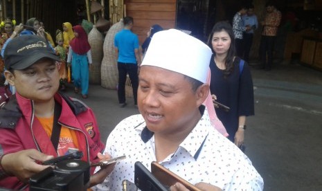 Wagub Jabar Uu Ruzhanul Ulum saat diwawancara wartawan di Kota Tasikmalaya, Ahad (6/10).