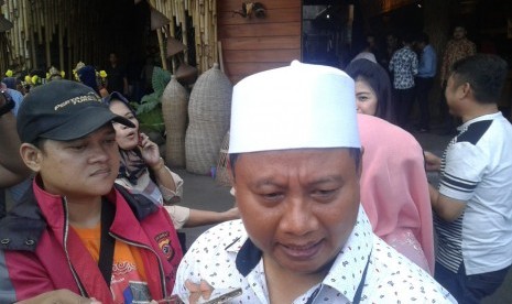 Wagub Jabar Uu Ruzhanul Ulum saat diwawancara wartawan di Kota Tasikmalaya, Ahad (6/10).