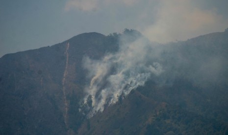 Kebakaran lahan di Pegunungan Malabar tampak dari Arjasari, Kabupaten Bandung, Jawa Barat, Ahad (6/10/2019). 