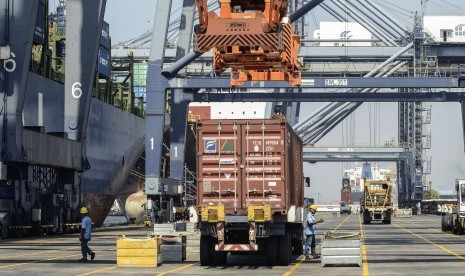 Pekerja melakukan bongkar muat barang dari kapal di Jakarta International Container Terminal (JICT) di Pelabuhan Tanjung Priok, Jakarta Utara, Ahad (6/10/2019). 