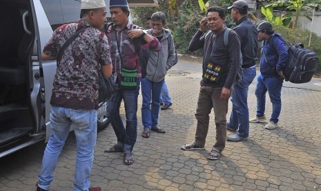 Sejumlah pengungsi korban konflik di Wamena turun dari mobil di halaman Kantor Dinsos Provinsi Banten di Serang, Ahad (6/10/2019). 