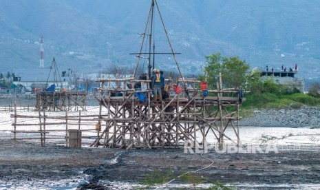 Sejumlah pekerja melakukan pengeboran untuk mengetahui struktur lapisan tanah pemancangan tiang penyangga pembangunan kembali Jembatan Kuning Palu, Sulawesi Tengah, Ahad (6/10/2019). 