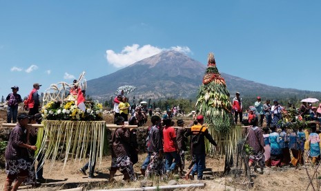 Sejumlah warga mengusung gunungan palawija saat Grebeg Agung Liyangan di lereng gunung Sindoro Desa WIsata Liyangan, Purbosari, Ngadirejo, Temanggung, Jawa Tengah, Ahad (6/10/2019).