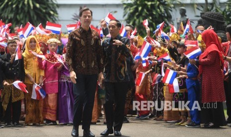 Presiden Joko Widodo (kanan) berbincang dengan PM Belanda Mark Rutte (kiri) sebelum pertemuan di Istana Bogor, Jawa Barat, Senin (7/10/19). 